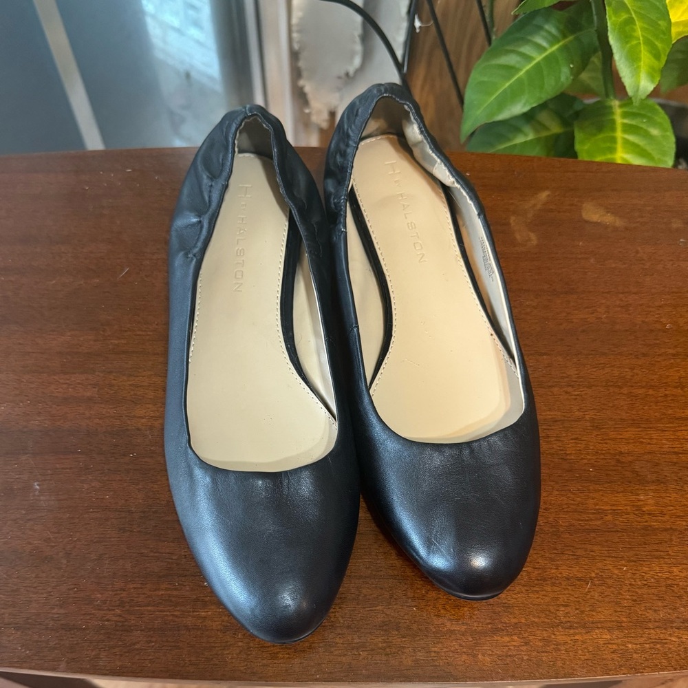 NWOB H BY HALSTON black flats SIZE 8